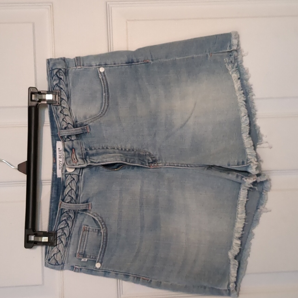 Judy blue high rise light wash denim shorts. Sz L